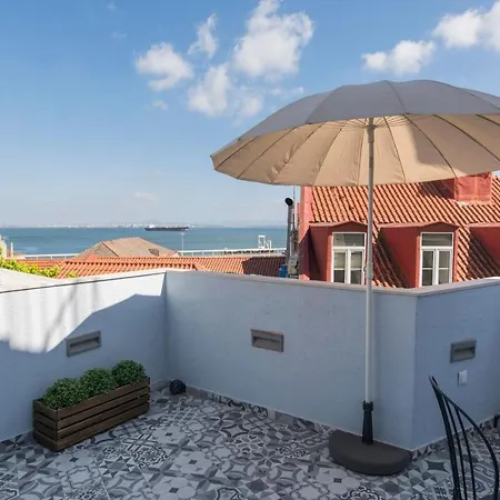 Terrace & River View In Alfama Lisbon