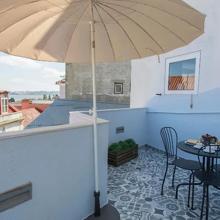 Terrace & River View In Alfama Lizbona